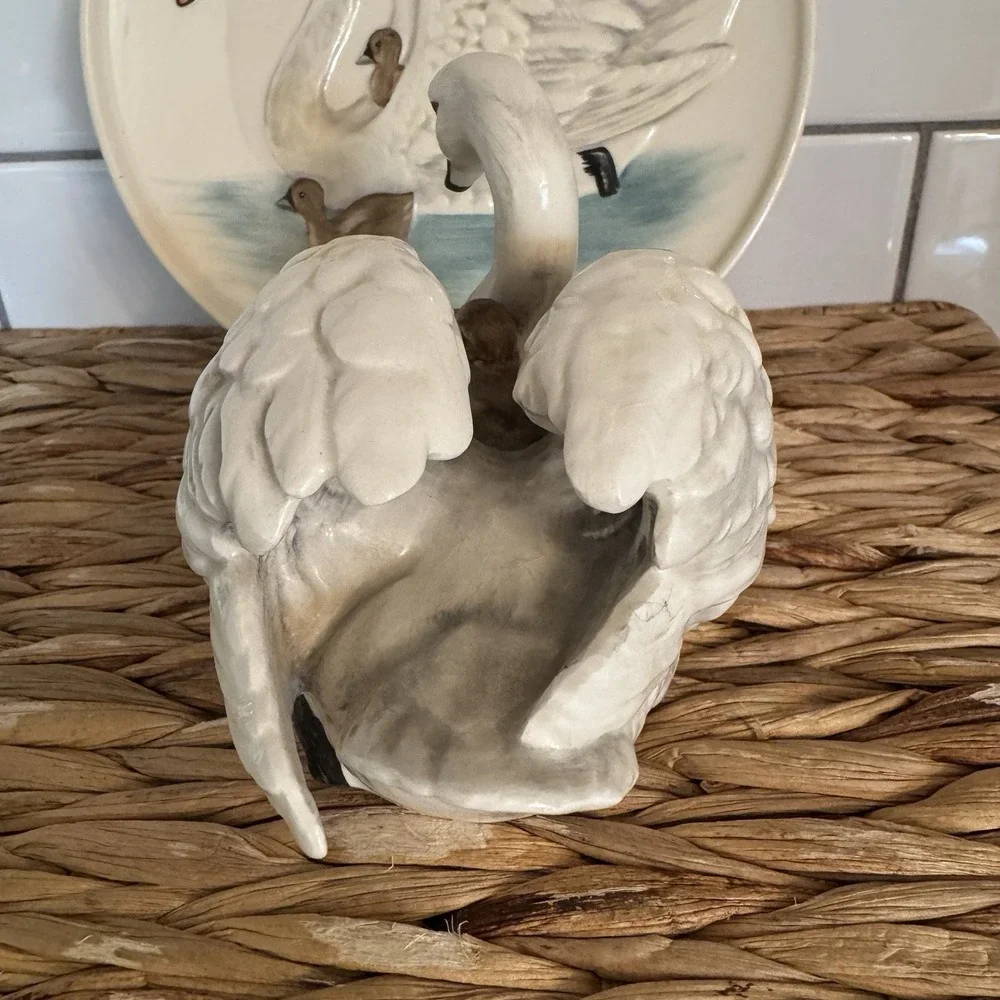 Goebel Mothers series 8th Edition Swan Mom And Baby Plate‎ And Figure